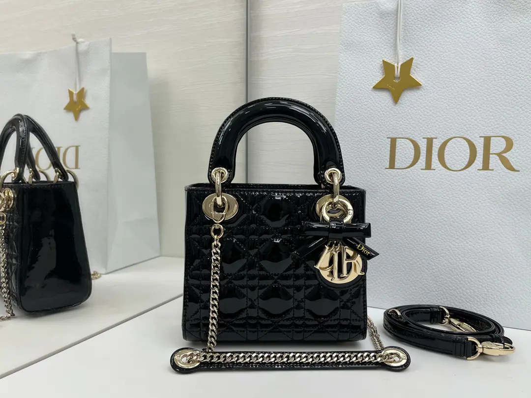Top First List Three-gauge black and white.➕Butterfly knots.🦋❤️❤️ Lady DiorHandbag., It's a show.DiorA fine-time fashion-screen-stylish art masterpiece., The sheep, the skin, inside., This hand-made, painted leather handbag.DiorClassic VinegrassCannageSew. But you can carry it., -Call it up. -Put it on.. A chained shoulder belt. Dimensions: 17 x 7.5x 14centimetres Numbering:6603 0009