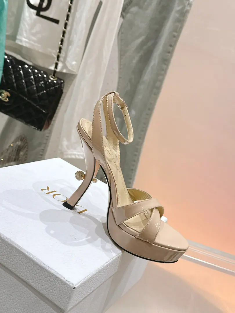 🏧𝐃𝐈𝐎𝐑Classic show series. I hate the water-proof platform. It looks like a simple style. But the upper foot is a very high-ranking one. Very sexy. It'll make you feel like you're a man of all style.👍 The shoes are painted with a cow./Shinseng He's got a little foot in his head and a little sheep skin. Italian import original leather. Water table: 2.5cm He's tall.: 11cm Size: 35-42 [40.41.42Custom]