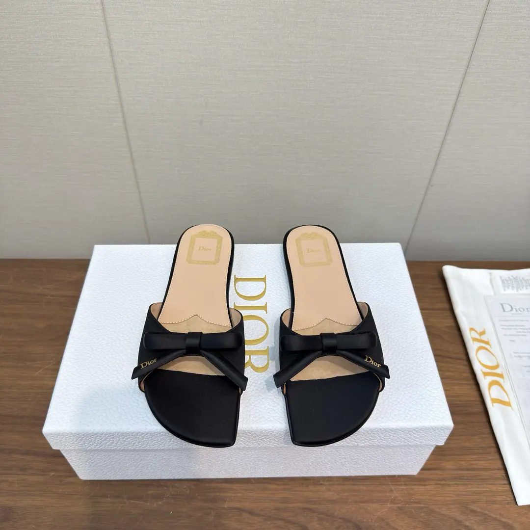 Dior 2026 s New paragraph Butterfly knots.🎀logo Heel slippers.🩴 Classic embroidery process High Version Little round head and a big one. - Slugs. Material:Shoe-faced sheep's skin. Original consistent high-temperature water-consolable cotton electrocution technology+In the skin of the sheep.+ Double Layer Italy is a big-ass country. He's tall.:Floor1.5cm size: 35-41, 34.40.41.Custom