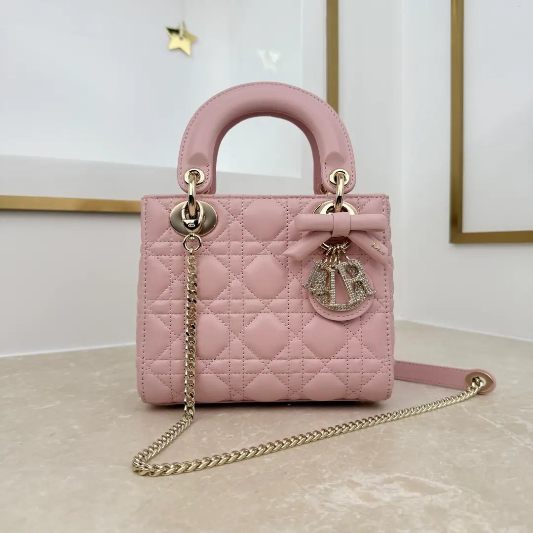 The pink diamond is a new-time-looking lady with a bow. 【Official number: 0827】 This one. Lady Dior The bag came from... Dior Twenty-two, six, seven., - Jonathan.・Anderson. (Jonathan Anderson) The artistic idea of reinterpreting. D.I.O.R. The hanger is set with a piece of detachable. Leather bows up the style.. Mini-style., Combining with a detachable chain, But with your hand, you can be a great, great, great, great, great, great, great, great, great, great, great, great, great, great, great., Or slash-up fashion.. Subject: Lamb leather. Refried.: Lamb leather. Light gold-faced metal on the front D.I.O.R. The hanger. The leather butterfly is cut off to heat the gold. Dior Mark It can be removed from a light gold-faced metal chain. Internal zippers. It contains dustproof bags. Dimensions: 17 × 15 × 7 centimetres（Long × High × Kuan）
