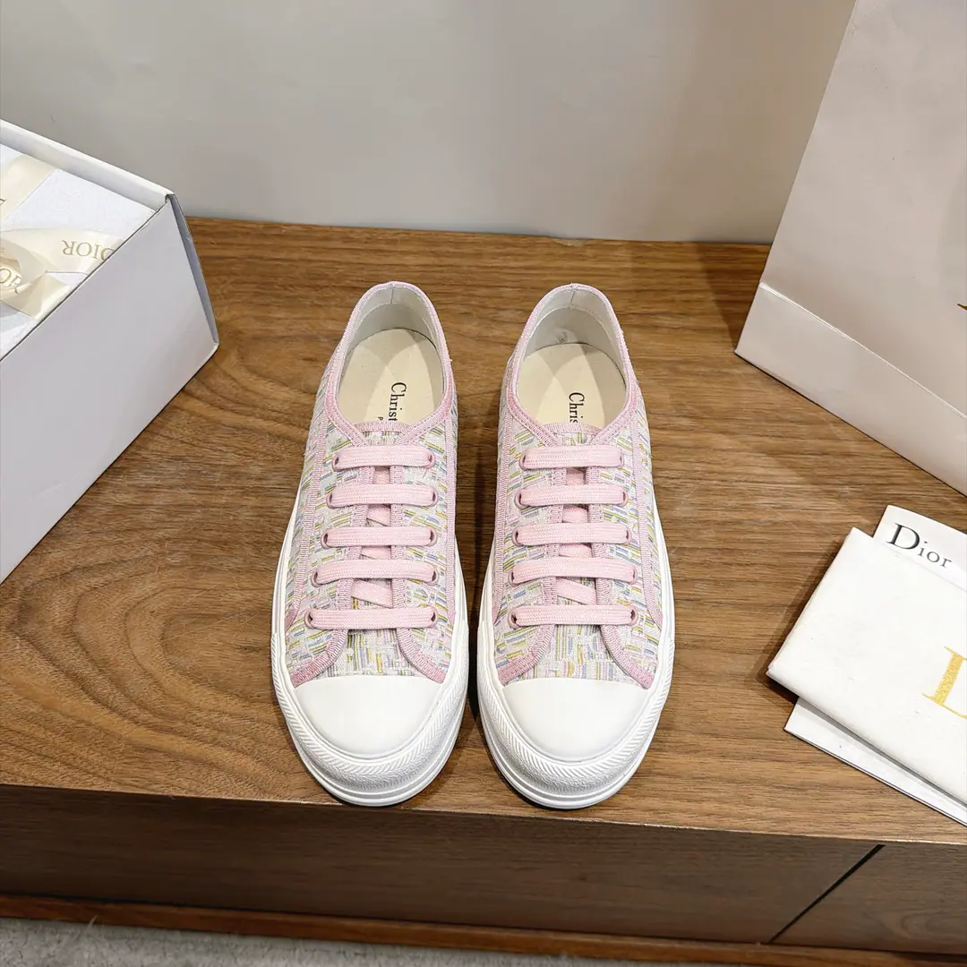 Aircraft box Plant prices Dior Dio.2026The new couple's money is tied to a low-end leisure shoe. Walk’n Dior Oblique Darkflower LetterslogoA little white shoe with a paint-coated canvas. Marketed maximum version Material:Original import of environmentally friendly embroidered shoe face+In the skin of the sheep.+High-ball forceLogoBubbles and cow-hair cushions.+Original OpenTpuOtsumi! Size: 35-42(40.41.42Custom without re-offer)