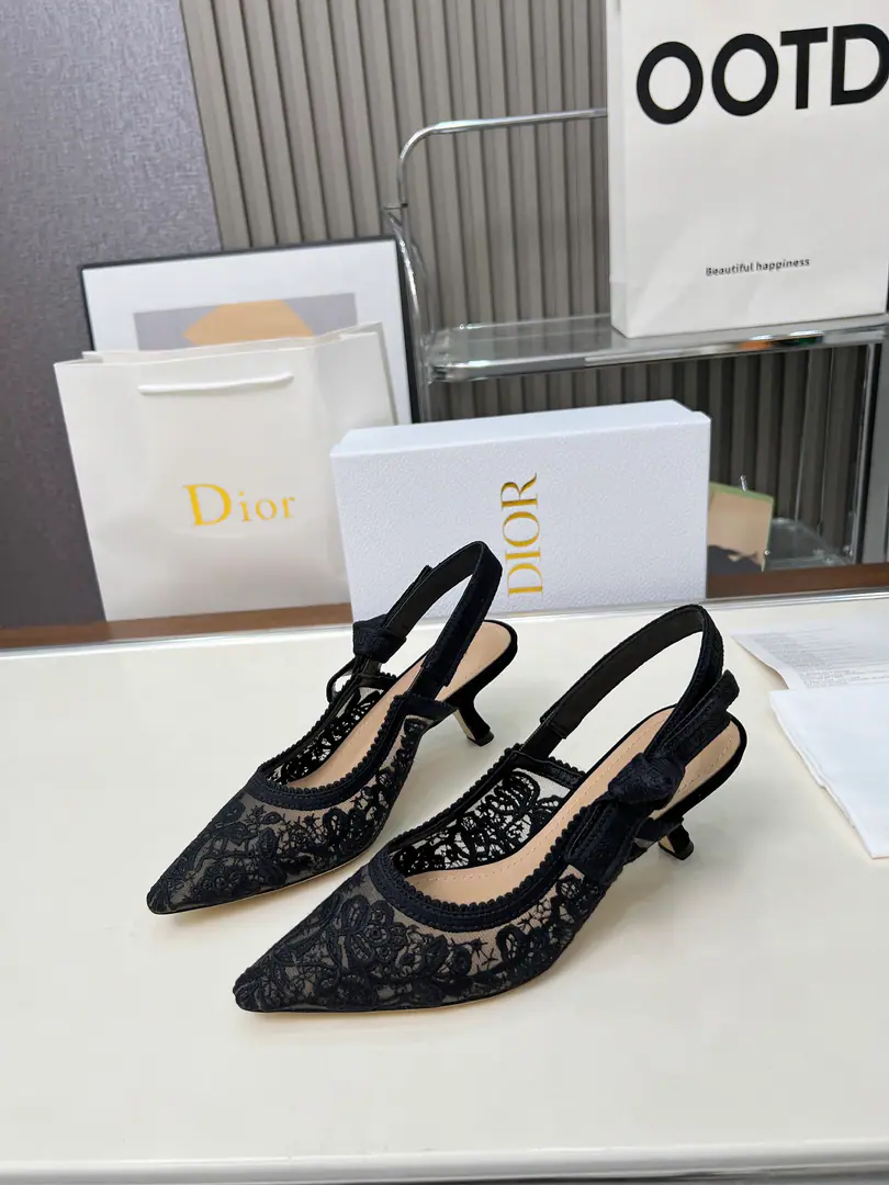 Gum./Python. 🏧𝐃𝐈𝐎𝐑Dio. - A embroidered heels. Embroidery LetterlogoSkins and sandals. The cabinet has a new picture of the flower embroidery.. Original purchase. Specialized materials. The original one-to-one.！ Original Speculated Environmental Pyrome Shoes In top-of-the-sheep skin.+Pure copper hardware button. Size: 34-43 [40.41.42Custom]