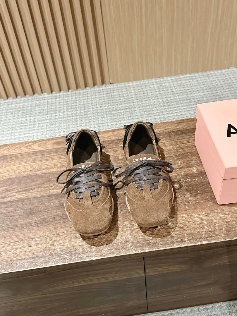 𝐀𝐜𝐧𝐞 𝐒𝐭𝐮𝐝𝐢𝐨𝐬# Akeney's new ballet shoes. The first ballerina shoes were launched in combination with the hotly-sung ballet shoes.! The whole pair of shoes also looked at the shoes on the frontal feet of the ballet actress., Build the first half of the tie design., There's cross-bands in the back of the feet., - A boat's shoe., Long, long, long head, etc., They're a little bit like toes.. Shoes are made of leather with a tattoo., And a fine decorative tie on the back of the shoe., And a pair of seamless rubber shoes., A pair of flat shoes with a romantic and street feeling.. The first time I've ever been able to do this is a combination of rice and light blue., The rice has a crack., The light blue is Danning material., The old colours of the water are reminiscent.. Size: 35-39（40I'll make sure I don't change it.）