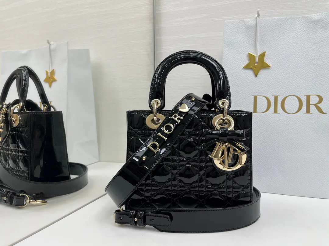 Lady Dior 20cm Black paint. Four of them are in black.➕Butterfly knots.🦋 Use imported original vinyl graft paints A personalized shoulder belt. Light gold metal apparel 26Letters and5A lucky charm that goes free. Personally wide shoulder belt. DotDiorEmblem. But you can have a back or a slash.. size: 20.5*8.5*17cm Numbering:6604 0009