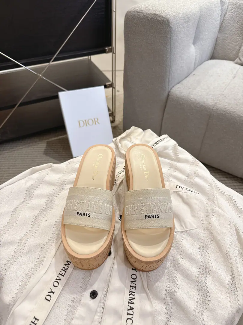 Get out of the factory. Dio. Dior 2026 Spring and summer. Dway Jell-O-Spin-Shoes. CDLetterlogoA sculptor of a thick, round-headed toe-sniffer slippers. Material:I'll import a cow's skin on my shoe.+In the foot of the watered sheep.+Original unmixed Soft GroupTpuOtsumi! Bottom: 10CM size: 35-41（40.41.You're gonna have to do it or not.）