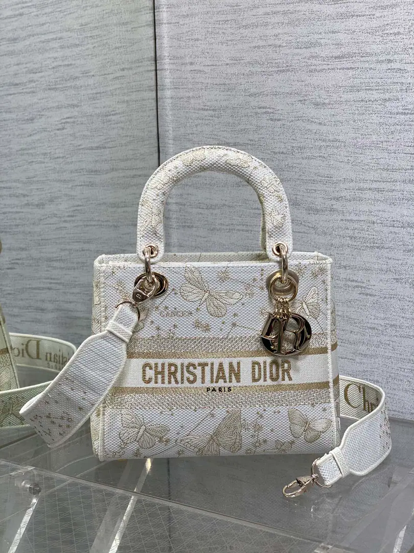 LadyThe embroidery Christmas Series.🙋🏻‍♀️, A beautiful butterfly embroidery., Classic design, It's a very bright bag., Large-volume design, Dirt-shaped Godpiece💪🏻, You're a fashionist., Super retro., The capacity is good., Just throw everything in there. size:24*11*20cm 6605 0021