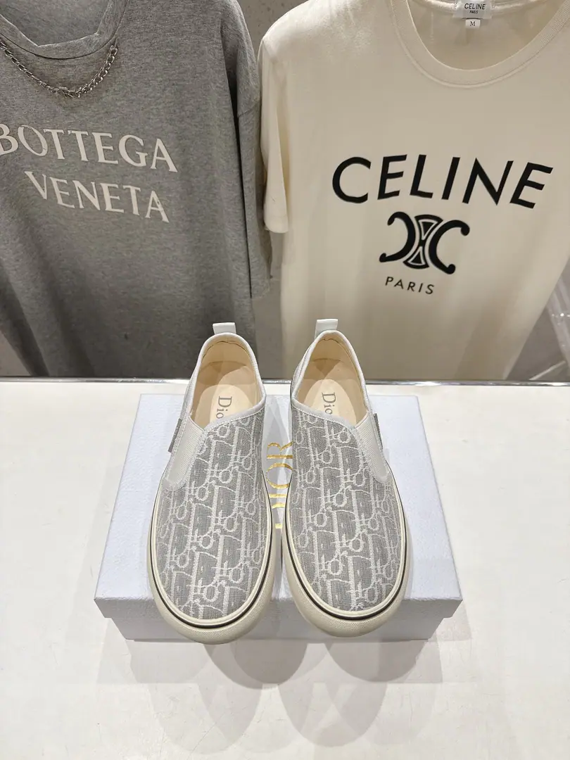 🏧𝐃𝐢𝐨𝐫 A new Dior fashion is a stubble.👫Lovers' Happy Shoes.. Original purchase development for sale, It's a very elaborate work.. A shoe-face embroidery style with super-fashion., The details add a graceful touch.. A light shoe with a nice foot on its soles., The unique design around the laces has made the grace of women more attractive.. ✔Fabulous.: Original custom-made embroidery ✔Uchi.: Air cover. ✔Otsumi!: The original exclusive is the bottom of the story. ✔Size: 35-46 [Women40.41/Men45.46Make a reservation.]