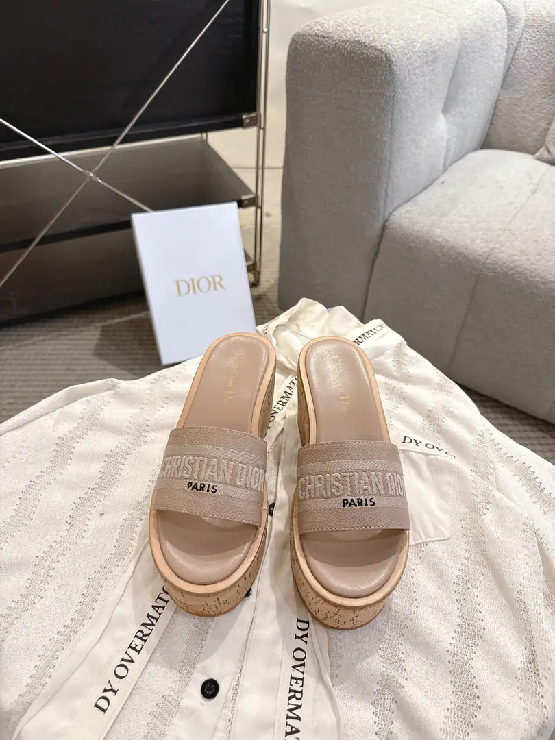 Get out of the factory. Dio. Dior 2026 Spring and summer. Dway Jell-O-Spin-Shoes. CDLetterlogoA sculptor of a thick, round-headed toe-sniffer slippers. Material:I'll import a cow's skin on my shoe.+In the foot of the watered sheep.+Original unmixed Soft GroupTpuOtsumi! Bottom: 10CM size: 35-41（40.41.You're gonna have to do it or not.）