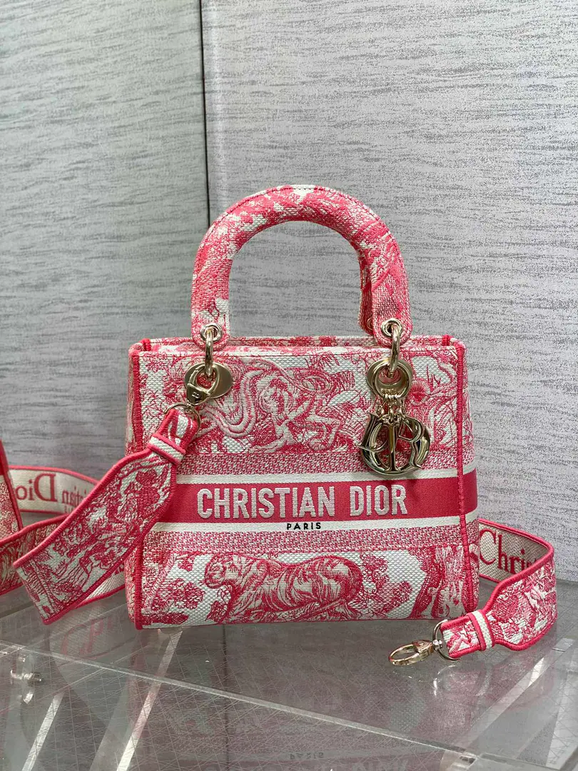 LadyThe Pine of Cherry Powder and the Jungle Tigers.🙋🏻‍♀️, A beautiful embroidery., Classic design, It's a very bright bag., Large-volume design, Dirt-shaped Godpiece💪🏻, You're a fashionist., Super retro.😘, The capacity is good., Just throw everything in there.😜 size:24*11*20cm 6605 0021