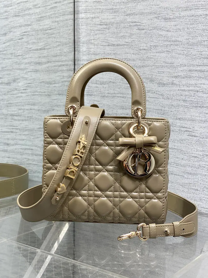 Current‼️ LadyThe latest four-time bow.🎀- Daphne bag., It's carefully crafted with a little sheep skin., A necessary bag for a man.😍. ♪ Fascinating graceful and enchanting💃🏻, It's a woman's taste to be a little stomping., Classic fashion style.. insAnd a lot of fashion.iconA bag with a man., Don't miss it.❤️ size: 20*17*8cm 6604 0009