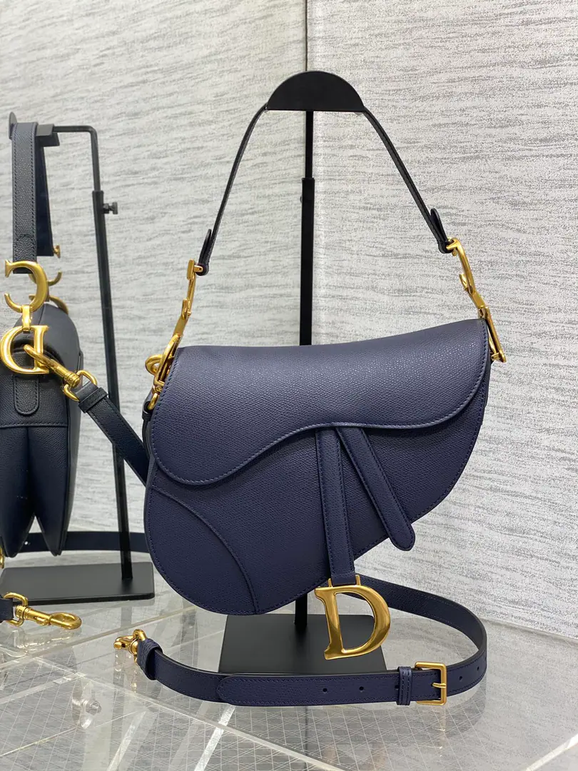 Original factory skin Deep blue big number.➕【With a shoulder belt.】𝗖𝗗 𝗦𝗮𝗱𝗱𝗹𝗲 Classic saddle bag.🈶️The king of the kings., The position is unshakeable.☝️The whole fashion world is still hot this year.🍀This new sale is now being offered with its own strap.！Focus or Dismantling Reconciling Length, - Oh, shit.！Finally.！No more money to match., And save a few more. How can you not go?！And the heat is pushing up to the top again. Size. 24×6×18cm ⚠️Shoulder belts are longest. cm, Shortest88.5cm 0446