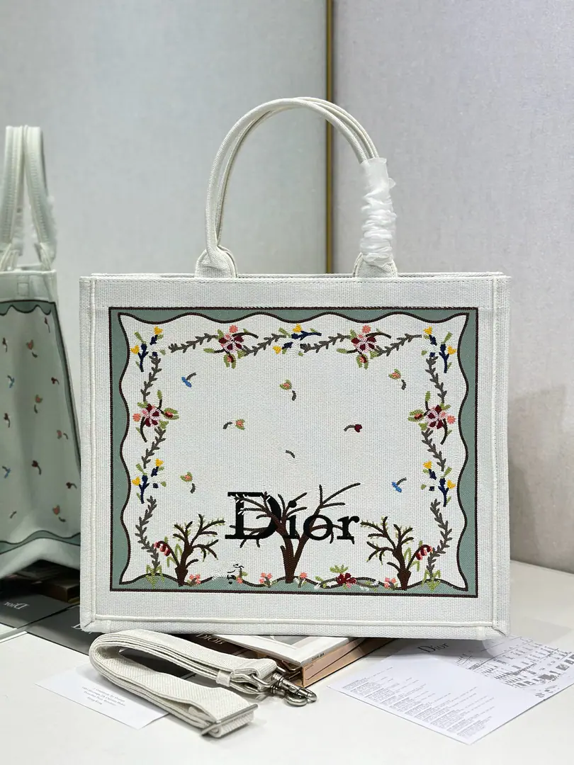 【White coffee tree with shoulder belts. Big number.】 Dior book tote Shopping bags This one.Book ToteThe bag was inspired by Maria the Head of Women's Creatives.·Katya.·Cory.（Maria Grazia Chiuri）It's a reflection.DiorThe beauty of the game.. I can collect all kinds of daily supplies., A new act.BayadereMixed effectD-StripesA pattern embroidery, More fashionable.. "and the head"“Christian Dior”Mark, Well, that's all.DiorThe most beautiful process.. Paragraph: 1286 Dimensions: 42×35×18.5cm 0006