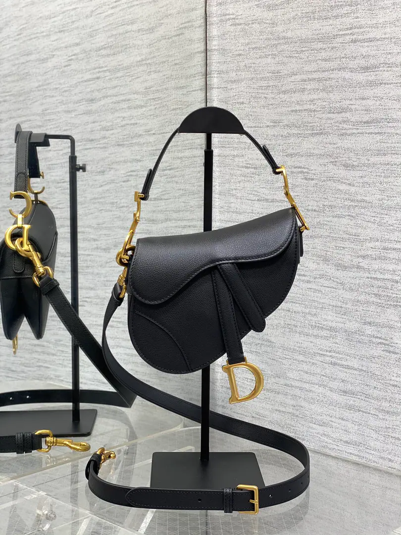 The original black-collar.➕【With a shoulder belt.】𝗖𝗗 𝗦𝗮𝗱𝗱𝗹𝗲 Classic saddle bag.🈶️The king of the kings., The position is unshakeable., The whole fashion world is still hot this year.🍀This new sale is now being offered with its own strap.！Focus or Dismantling Reconciling Length, - Oh, shit.！Finally.！No more money to match., And save a few more. How can you not go?！And the heat is pushing up to the top again. Size. 17×5×15cm ⚠️Shoulder belts are longest. cm, Shortest88.5cm 0446