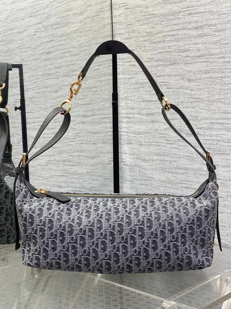 The medium spot.‼️ JourneyThe medium number of the series is Dark Grey Cowboy. It's a loose feel.hoboBags, The wrapping is free and soft. A brand-new gray cowboy paste., It's very high-profile and long-term. A gold letter-and-strap button., The whole thing is a little old and a little advanced. A very good letter-skin., The details are very well in place. It can unlock multiple backs., Handbill shoulder and slash The key is to use it too lightly., It's big. The stylish people know the gold content. size:33*16*15cm 0007