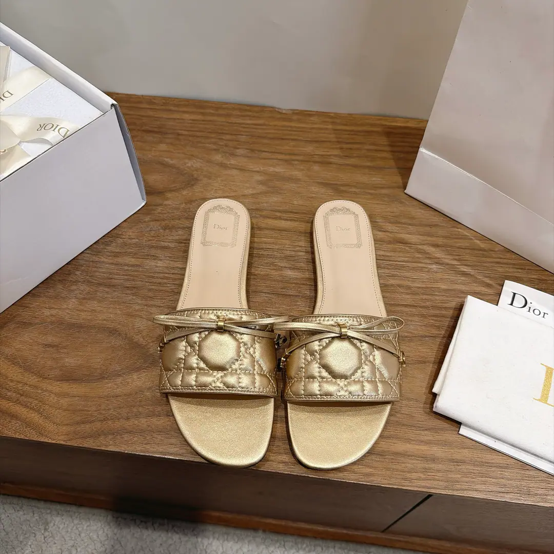 Aircraft box Plant prices:Floor Dio. Dior 2026The early spring new money. CannageThe vine-twilighted electric embroidery and the word-trapped butterfly swags. CDLetterlogoThe hardware is rounded up and the sandals are empty. Market Top Version Material:I'm a mixed-skinned goat.+In the skin of the sheep.+Italy is a big-ass country. He's tall.:Flat size: 34-43(34.40.41.42.43You're gonna have to do it or not.）