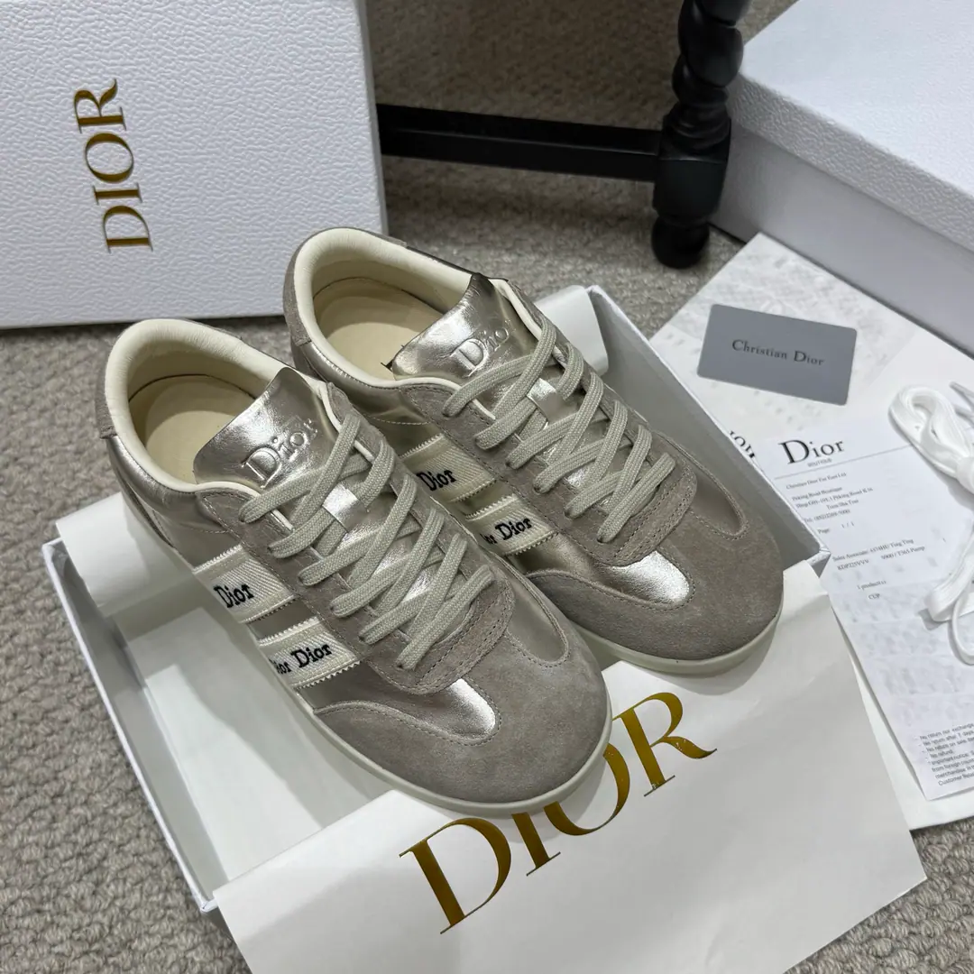 Leisure money✅ 🇨🇳Dior Dio.2026 The latest leisure shoes. The most beautiful shoe of the year. Process extreme, Sync new cabinet.Every detail of the shoes is very careful., It's pretty exciting., A kind of accomplishment., It's a pretty good thing.！ Classic upgrade Fine Colour, Add a sense of leisure., A fine line, It's more family-style design language than it is., ♪ Putting on a fine line ♪ Perfect fit., The natural outline of fashion., To achieve visual impact., To play a different sports style.！ Fashion cow counter-featuring, My feet are comfortable., Original rubber floor, Slipperproof grinding.！ Size: 35-41