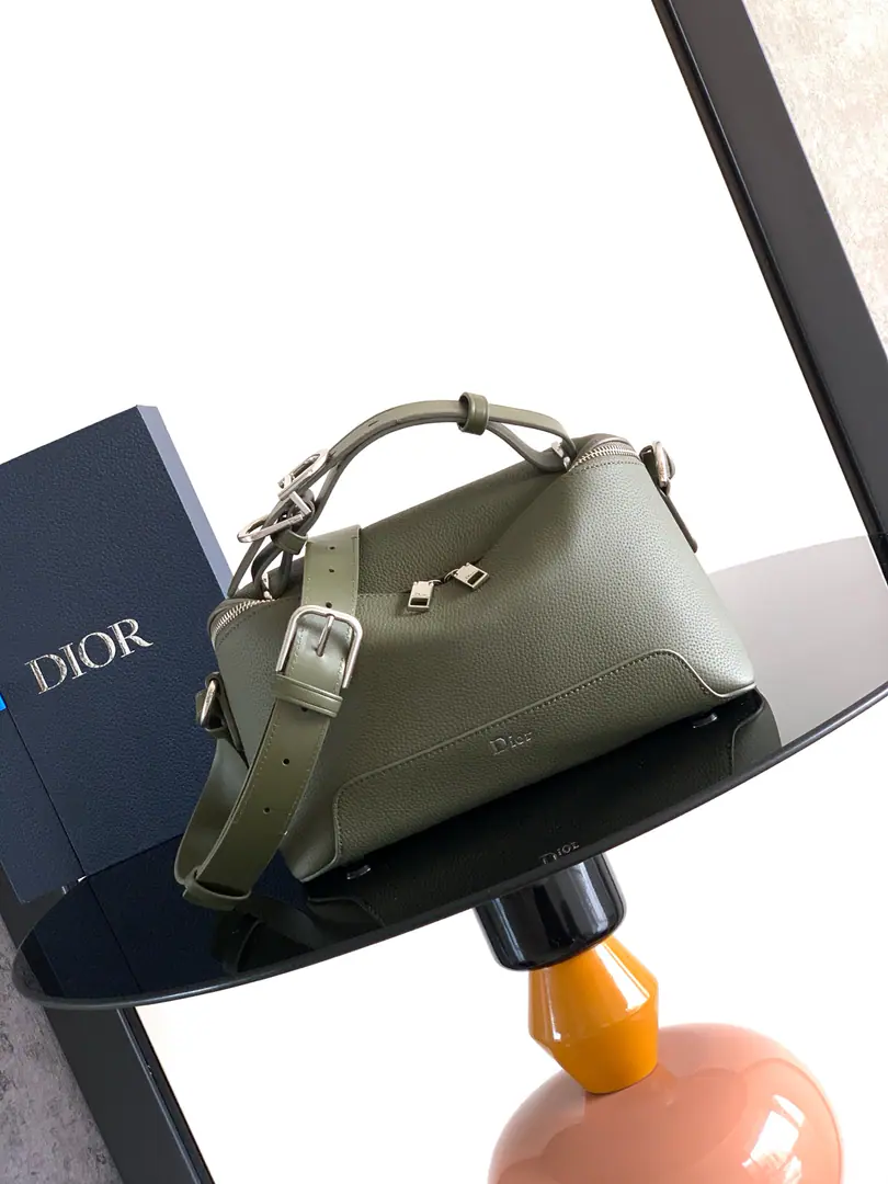 This one. Dior Archie The zipper's handbag has a shoulder belt., Show Fashion Curves and Arc Lines, Don't make a single.. Show Dior High-prescription and extraordinary craftsmanship., And it's also about Jonathan.·Anderson. (Jonathan Anderson) It's a creative feature.. It's carefully crafted with a pear leather., A little bit of a special leather patch and a... CD I'll wait for the classic details to be up-graded., It's a beautiful aesthetic style.. Fit for daily use, With the top handle and the shoulder belt., But the handy., Shoulder or slash. Numbering: 1LLPO MAS Dimensions: 28 x 17 x 11.5CM