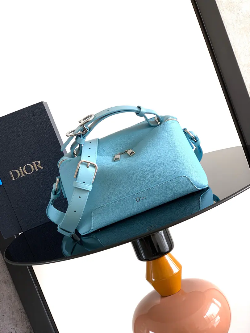 This one. Dior Archie The zipper's handbag has a shoulder belt., Show Fashion Curves and Arc Lines, Don't make a single.. Show Dior High-prescription and extraordinary craftsmanship., And it's also about Jonathan.·Anderson. (Jonathan Anderson) It's a creative feature.. It's carefully crafted with a pear leather., A little bit of a special leather patch and a... CD I'll wait for the classic details to be up-graded., It's a beautiful aesthetic style.. Fit for daily use, With the top handle and the shoulder belt., But the handy., Shoulder or slash. Numbering: 1LLPO MAS Dimensions: 28 x 17 x 11.5CM