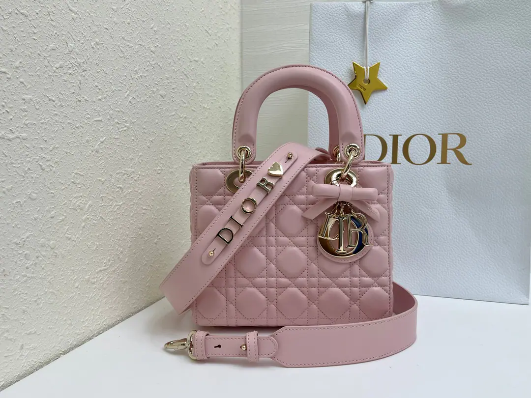 Top First List Butterfly knots.🦋Lady Dior My ABCDior Soft powder. The bags are concentrated. Dior A profound insight into grace and beauty.. It's carefully crafted with sheep leather., Make a good look at the vine-twice. Sew the details., The fashionable design has been long and long.. A metal with light gold. D.I.O.R. The hanger., I'll show you the grace of my life.. Four-legs-decord pattern, Designing special, The shoulder belt is a badge of identity., You can pick it up or slash it.. Dimensions: 20 x 17 x 8 centimetres6604 0009 ​