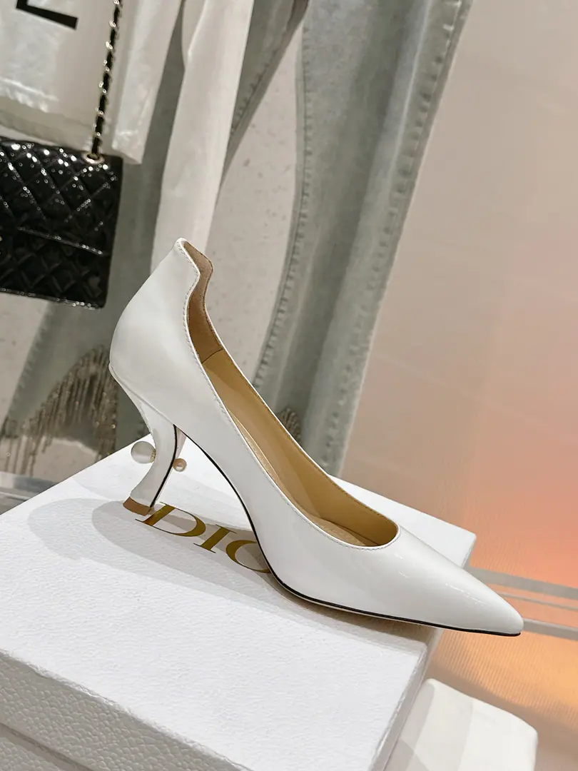 🏧𝐃𝐈𝐎𝐑The Dio New Series Pearls and pointers, and high heels. The shoes are painted with imported cattle. The inside of the parchment. Italian original cow-skin soles. He's tall.8cm Codes34-42 [34.40.41.42Do it.]