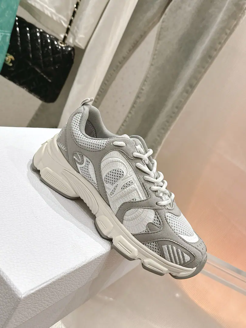 🏧𝐃𝐢𝐨𝐫Top Quality Full New Series Classic.👫Classic recreational shoes. The prototype is a model. The details are welcome. The original shoe face of the grid. It's a nice airnet. OriginalEVAThe soles are so light and soft.！ Female size:35-41 [40.41Make a reservation.]