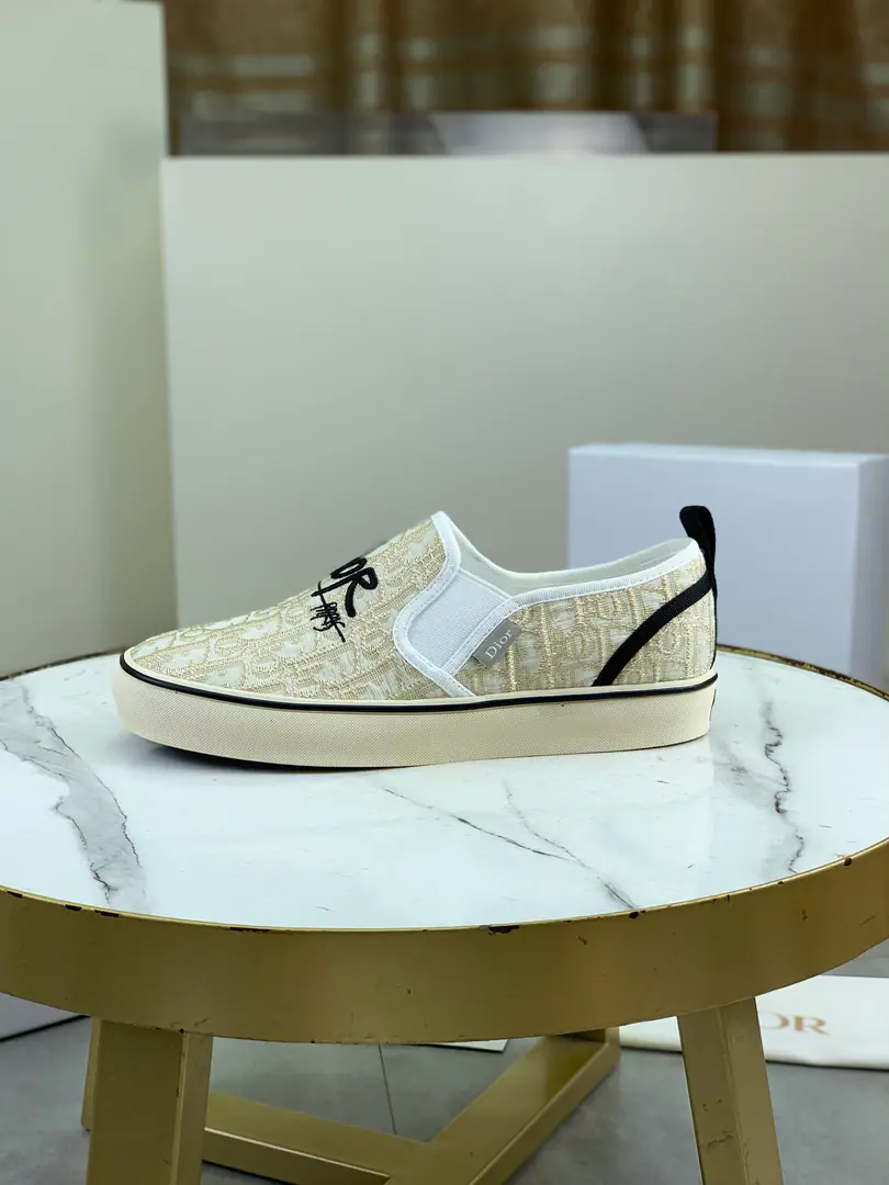 Plant prices Top Version Dio.Dior Chrono High-level sports sneakers New, Weaves white and black The sidekicks are printed on a computer. CD Mark, Star patches and heels on your tongue. Dior Mark, The details are so obvious.. Inside with original colored webcloths, The body is supported by a whole of cryogenic styrofoams., And fill the light cotton with a soft foot inside.. A single-molder is used as a whole., Don't think about the bottom of your shoes and the decoupling of your accessories., And she's light and comfortable and strong and hard-lasting., A semi-element metal star with a pair of pairs of shoes and a finely woven, ♪ And make the high tide of leisure ♪. Codes: 39-45 Top packing
