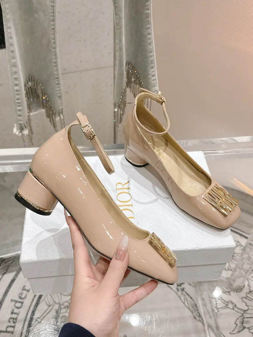 🏧𝐌𝐢𝐬𝐬 𝐃𝐢𝐨𝐫/The Diao classic Paris show. I'm a new cabinet. Metal button single shoe series This one.MissThe one-shoe series is a Paris show., Elegance fashion.. It's carefully crafted using paint leather., Shortcut, Shoe-faced metal with gold-faced beadslogoRaise the tone, Elegance atmosphere！Fashioned round-shoes and cylindrical heels are mutually reinforcing., It adds a high quality to the various shapes.. The shoes are painted with imported soft calves. The insides are all sheep's skin. Italian imports are so thick. He's tall.: 4cm/8cm Codes: 35-41 [40.41.42Custom]