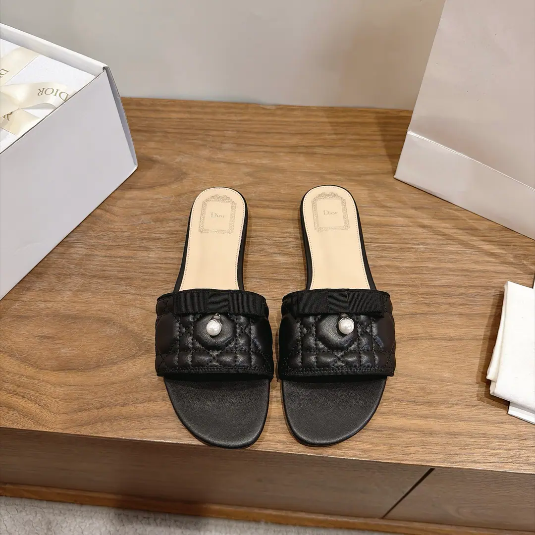 Aircraft box The factory price is flat. Dio. Dior 2026Spring and summer, the new girl's shoes. CDLetterlogoStereo-decording A pair of big, jelly-colored slippers. Market Top Version Material:The original shoe-faced, high-temperature water-melted cotton electrocution technology is a silky piece of fabric.+In the skin of the sheep.+Italy is a big-ass country. Packaging: A plane box per pair of shoes size: 34-43（34.40.41.42.43You're gonna have to do it or not.）