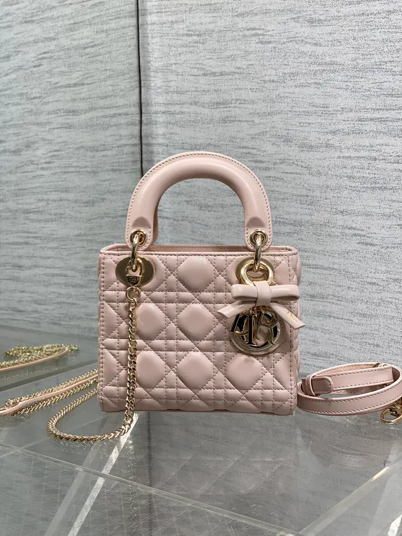 Top First List Three-legged powdered powder.‼️ Classic LadyThe latest bow.🎀- Daphne bag., A three-pack for a man.😍. ♪ Fascinating graceful and enchanting💃🏻, It's a woman's taste to be a little stomping., Classic fashion style.. insAnd a lot of fashion.iconA bag with a man., Don't miss it.❤️ size: 17*7*15cm 6603 0009