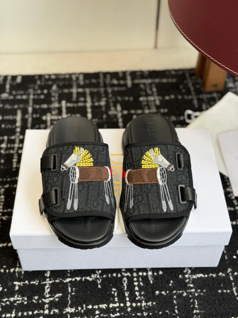 Batch Dior Dio. 26 new arrival Thick Shoes. D- Home-- - Tight slippers., Jane's atmosphere., Shoe-face custom-made old flower noodles.-The match is gold."ChristianDior"Mark, It's full of brands. The thickest design is higher and more comfortable., It's for long.. Shoe bottom smoothing., Every day, out and on vacation.OK!You can fly a dress and a casual pair of pants., Spring and summer seasons, we'll have to have a single., Fashion and practical., It's easy to get a better sense of compatibility. Size: 35-41（40 41I'll make sure I don't change it.)
