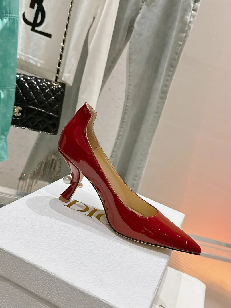 🏧𝐃𝐈𝐎𝐑The Dio New Series Pearls and pointers, and high heels. The shoes are painted with imported cattle. The inside of the parchment. Italian original cow-skin soles. He's tall.8cm Codes34-42 [34.40.41.42Do it.]