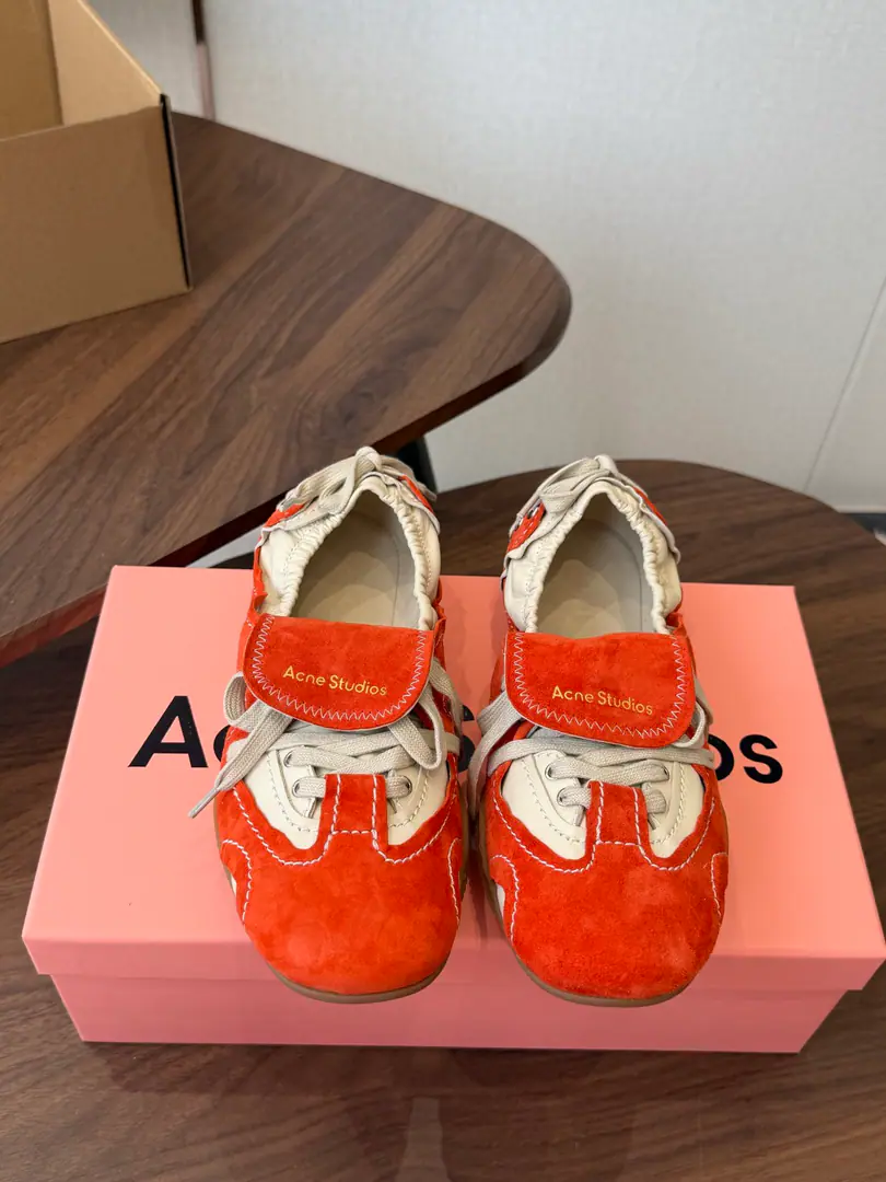 Acne Studios 26ss A new ballet shoe in the fall. Every pair of shoes, you can say, is a treasured shoe. This year's ballet shoes are so beautiful. The design was designed to fit in with ballet shoes and the fairy burst.！ Fabulous.: Lamb skin. Uchi.: Lamb skin. The details are quite fine compared to the original. Original version to open Comfortableness. Size: #35-41(40, 41No re-election.)