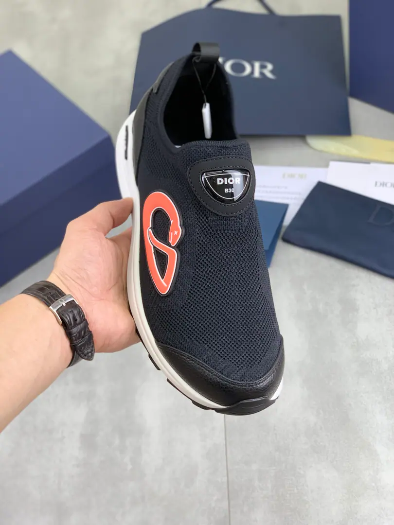 Plant prices ⚽️ Dio.Dior Chrono High-Video flying shoes 2025NewB30Series, Weaves white and black The sidekicks are printed on a computer. CD Mark, Star patches and heels on your tongue. Dior Mark, The details are so obvious.. Inside with original colored webcloths, The body is supported by a whole of cryogenic styrofoams., And fill the light cotton with a soft foot inside.. A single-molder is used as a whole., Don't think about the bottom of your shoes and the decoupling of your accessories., And she's light and comfortable and strong and hard-lasting., A semi-element metal star with a pair of pairs of shoes and a finely woven, ♪ And make the high tide of leisure ♪. Colours: White Black Gray Codes: 39-45