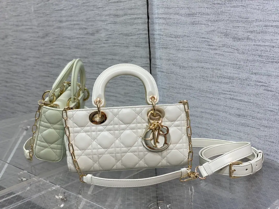 D-joySmall size spot.‼️ NewD-joyPower returns., Newest trumpet.✔️The rhythm of the big bang.🔥, Two shoulder belts with the bag., Multiple backsliding.🙋🏻‍♀️, The top is beautiful., The classic diamond design.🥅, It's a nice, fashionable pair of soft sheep skins.🌿 size: 22.5*6*11.5cm 9240 0004