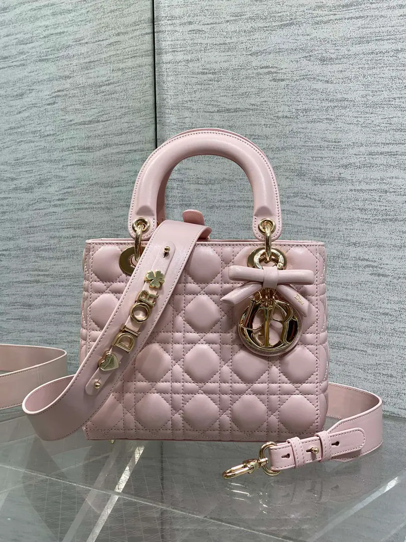 Top First List Butterfly's a little bit of powder. LadyDaphne's 4-Grenade bows.🎀, Spring and summer's latest color., Qing-Cing's new style🆕, With the latest letter shoulder belt.😋, And even more., Letter Distribution6One.⚠️, The babies can pick their buttons at their own will.🙋🏻, No need for a whole set of matches. size:20*8*17cm 6604 0009