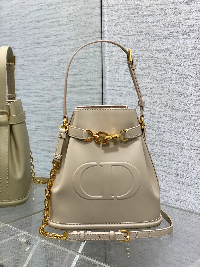 Big-time spot.‼️ The newest brick cabinet.C'est Series, Elegance and classic., A unique bucket bag., LetterLock Open, Use the spin button letter D, I can collect all kinds of daily supplies., A top handle and a modifiable belt., Detachable straps, It's both fashion and fashion. size: 24*10*24.5cm 9278 0020