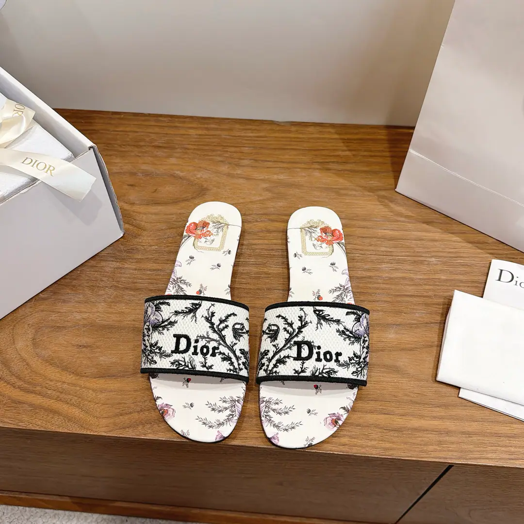 Dio. Dior 2026Spring and summer, the new girl's shoes. CDLetterlogoStereo-decording A pair of big, jelly-colored slippers. Market Top Version Material:The original shoe-faced, high-temperature water-melted cotton electrocution technology is a silky piece of fabric.+In the skin of the sheep.+Italy is a big-ass country. Packaging: Every pair of shoes. size: 34-42（34.40.41.42.You're gonna have to do it or not.）