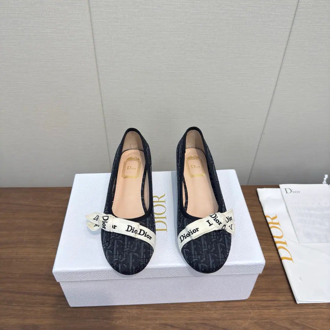 DIOr 26ss New paragraph Butterfly knots.🎀 Heel-shoes. Mary Jane's shoes. Ballet shoes. High Version DiorThe butterfly is wearing ballet shoes.｜Elegance never fades., Classic ballet shoes.+Signal Letter Butterfly Collar, French Ecliptic Laman, Soft-Back Round Head Design, The upper foot is comfortable., It's been a long time., 2& Colour all styles: The fog is blue and the warm atmosphere., The classic Black Book is right., Telecommuting, Date, Out of the street., Telecommuting, One pair to get everything done., The color value and comfort are online, The eternal classics in the shoe cabinet.. I've been wearing it long enough to be tired., It's the whole shoe cabinet.！♪ Gentle ♪/Sweet, cool girls can handle it., Close your eyes and don't step on the thunder.. Shoe.: Feature original material➕Lamb skin. Uchi.: Lamb skin. Otsumi!: Italy is a big-ass country. size: 35-41Code（40, 41Code custom is not to be changed）