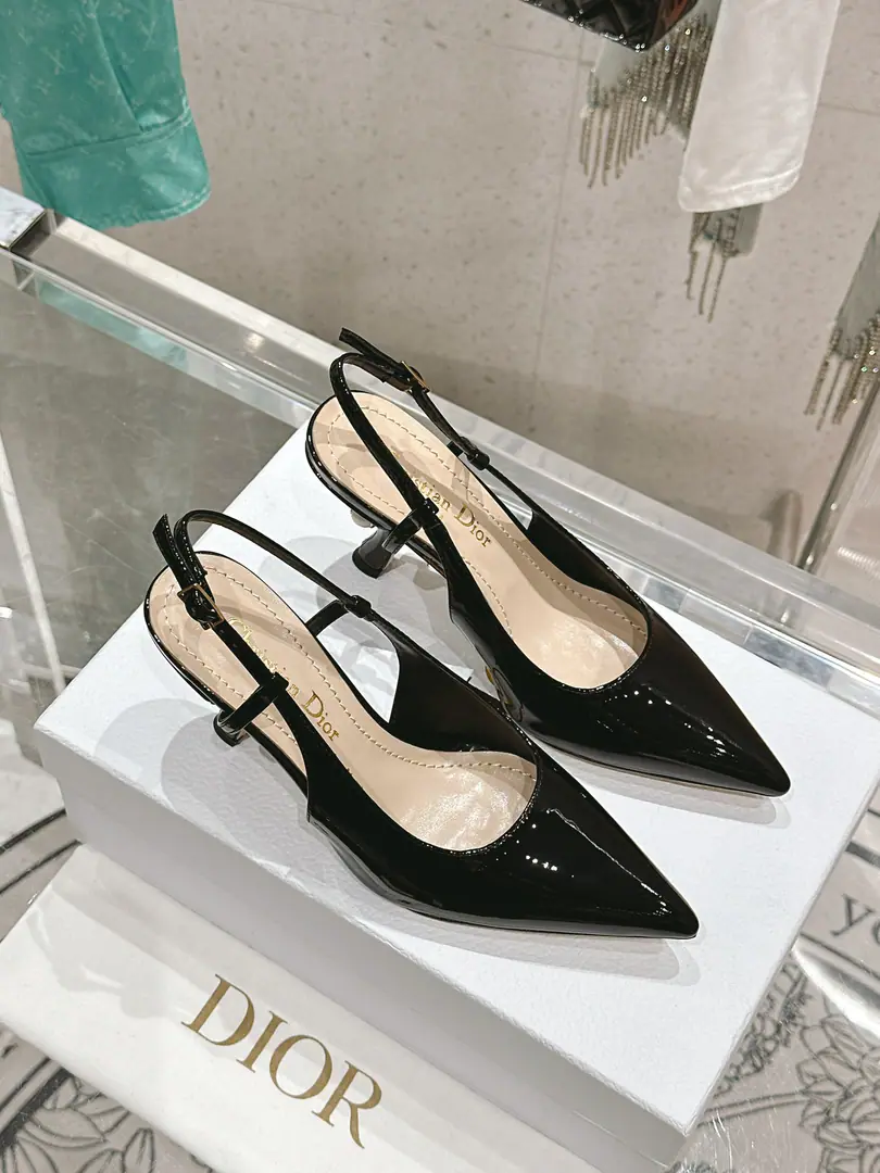 🏧𝐃𝐈𝐎𝐑The Dio New Series Pearls and pointers, and high heels. The shoes are painted with imported cattle. The inside of the parchment. Italian original cow-skin soles. He's tall.: 8cm Codes: 35-39 [40.41Do it.]