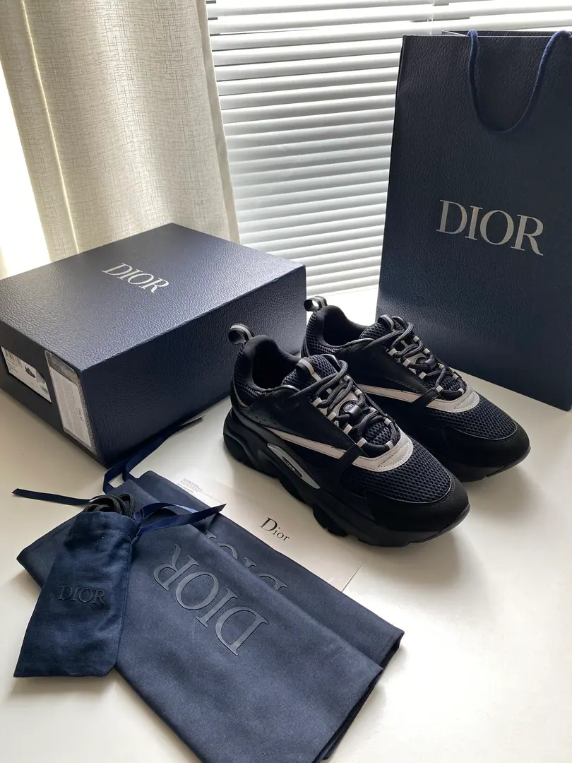New🆕Section B22 The sneakers are inspired by the retroruns.✅The thick low-band contour is made of gray cow leather and blue and white web-eye fabrics to fit the shoe face., It's a black match., White and blue rubber shoes.. Blue eye-folded shoe tongue and heel support nylon ribbon decorations., Sidesark“Dio～”Logo. It's a sharp contrast to the suit., Add a fashion breath of sports clothes to your appearance. The thick is a lot higher.4cmLeft and right～ Codes: 39-45 Colours: Figure9Colour（High Version）