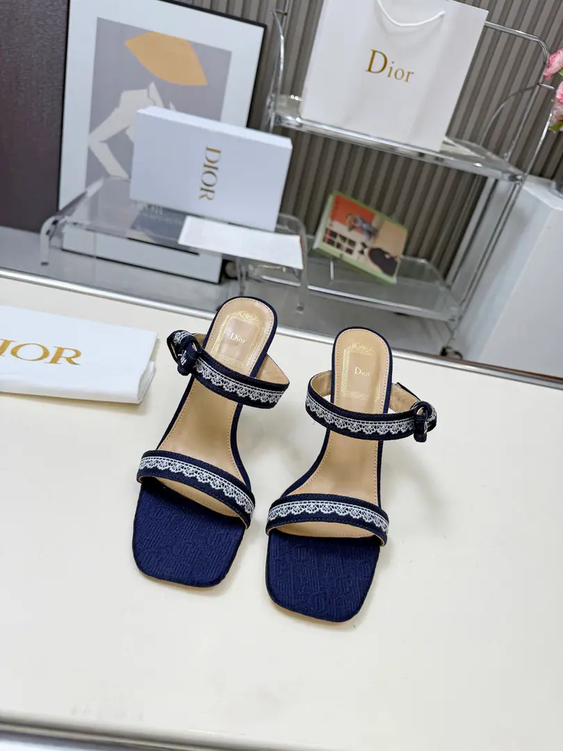 Gum./Python. 🏧𝐃𝐈𝐎𝐑Dio. - A embroidered heels. Latest LetterlogoWeaving embroidery stubble sandals. Original purchase. Specialized materials. The original one-to-one.！ Original custom-made embroidery shoe face Top sheep's skins are in the ground. He's tall.9.5cm Size: 34-43 [40.41.42Custom]
