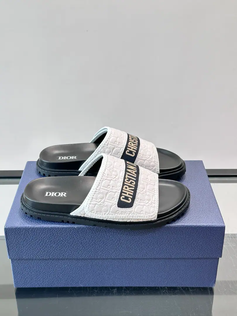 𝐂𝐡𝐫𝐢𝐬𝐭𝐢𝐚𝐧 𝐃𝐢𝐨𝐫 Dior's latest hot sandal. Classic upgrade magic with sandals. Original Recym I'm so tired of watching the money. The upper foot is very comfortable. Slender and white. Shoe-face original fabric Original OpenTPUOtsumi! size: 39-44（38.45.46Custom）
