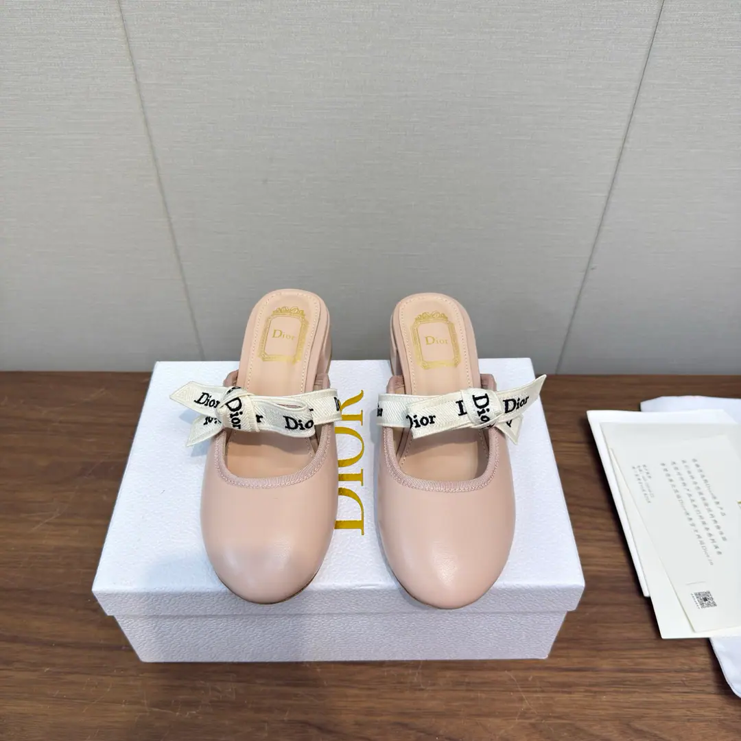 DiorDio. 2026 Latest Butterfly knots.🎀 Tow with Muller.！！！ ClassicCdButterfly Series High Version This one. Baby BowMuller's shoes are from Jonathan.. Anderson.(Jonathan Anderson)Yes. Dior♪ Make it up ♪, A fashioned rectangular shoehead with a fine gold-faced metal butterfly.. It's carefully crafted with a woolly wool., To show the ideal balance between comfort and beauty., - A fine fashion.. Shoe.: Import of sheep skin Technology embroidery Inside, put your feet on the inside.: Lamb skin. Shoes under the sole.: ItalyAThat's a big one. Bold5cm Codes: 35-40, 34.40.41Custom