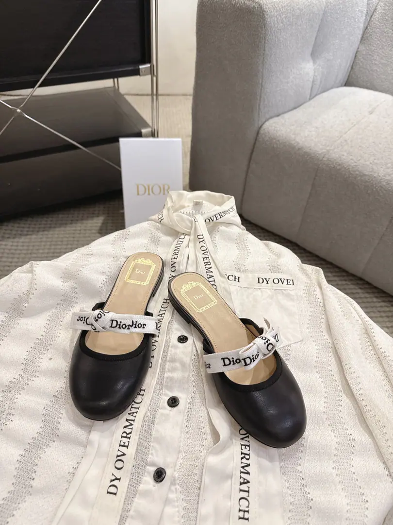 Dior｜26The new ballet slippers. NewDIORPearl ballet.🩰 Good boy.～ The classic Diotengrass elements of ballet shoes. The bow of the bow is added.CDThe pearl design is fine for details. A girl's got to be comfortable. It's really great. size: 35-42（40, 41, 42I'll make sure I don't change it.）