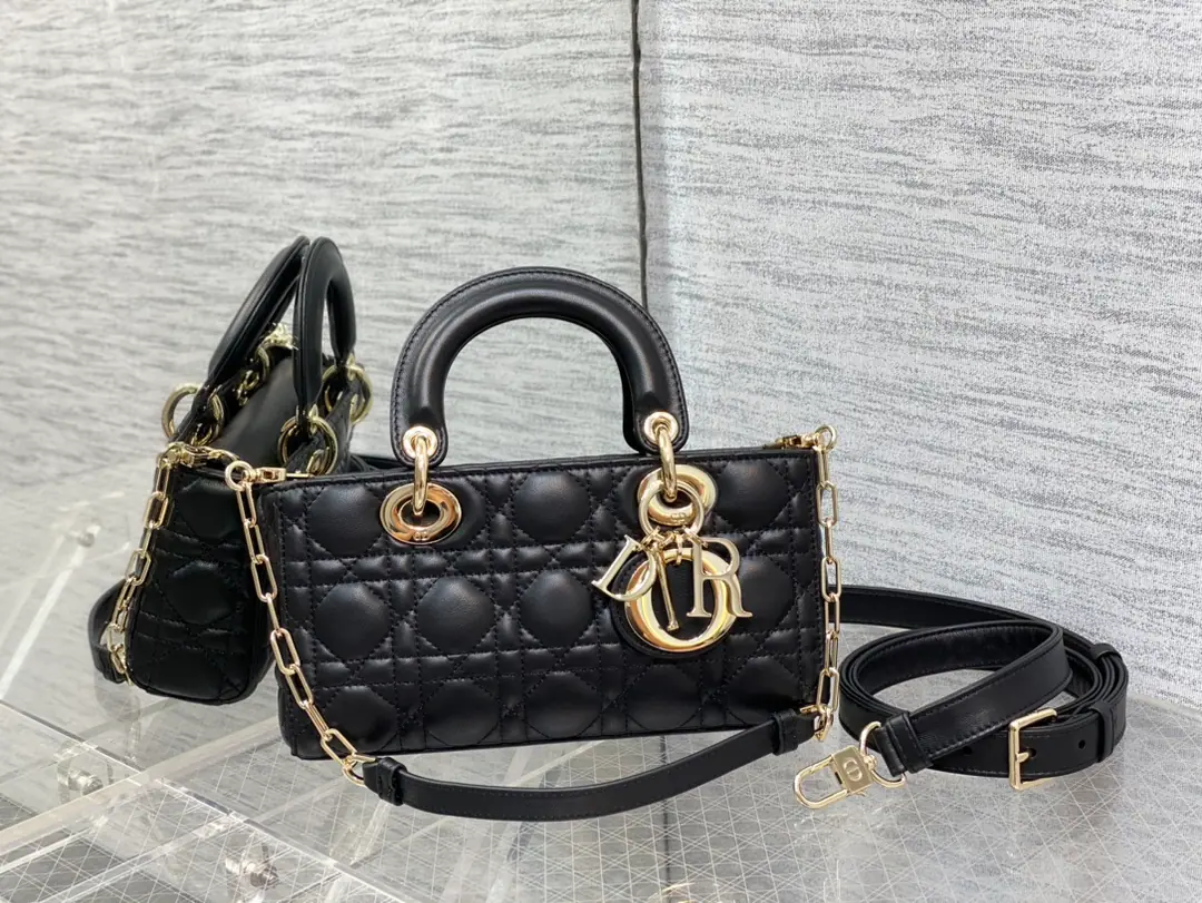 Black spot.‼️ NewD-joyPower returns., The latest trumpet.✔️The rhythm of the big bang.🔥, Two shoulder belts with the bag., Multiple backsliding.🙋🏻‍♀️, The top is beautiful., The classic diamond design.🥅, It's a nice, fashionable pair of soft sheep skins.🌿 size: 22.5*6*11.5cm 9240 0004
