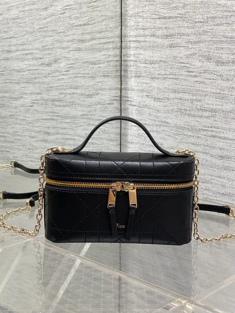 The latest.Lady VanityMake-up bags. The skin of a delicate black cow makes the logo gravy. A champagne gold zipper with a...logo Handheld and metal chain, But the handheld is slashed. The ancients are so fine and so full of them. It's a daily commuting and dating ecstasy. size:19*16.5*5.5cm 5227 0007