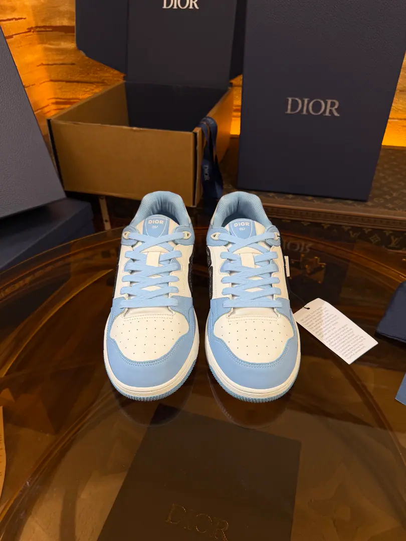 Top version full package DiorDio.B57A series of recreational sneakers.CDSkis. Original procurement development Make the goods. This one. B57 The Chinese sports shoe is a new series of men's spring suits., Reconstructing basketball shoes., Become Dior A classic one.. It's carefully crafted using grey and white smooth cow leather., Sides are in rice and black. Oblique Mark sign. Shoe tongue., Shoes under and behind the backs, so as to improve the tone with a variety of features., And the perforated details., The artery and rubber plate are more of a charm for the motion of its sports style.. With a pair of rubber shoes., It's a mix of costumes., Make a fine shape.. Send a cabinet for fine packaging🛍📦 ▪️Fabulous.: Original custom-made cow skin+ ObliqueOld bouquet. ▪️Uchi.: The original is custom-made in the air. ▪️Otsumi!: Original OpenTPUGroup Bottom ▪️Bottom: 3CM ▪️Size: Codes39-45