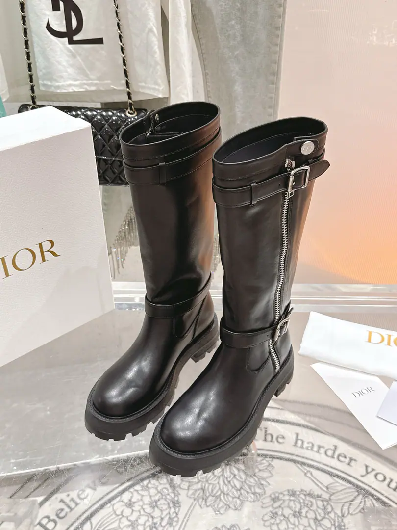 🏧𝐂𝐡𝐫𝐢𝐬𝐭𝐢𝐚𝐧𝐃𝐢𝐨𝐫Top classic boots., Autumn and Winter are all new.D-MajorMartin's boot.💃 It's a big skinny one.yyds.Styrofoam full., - You look great. The upper foot is comfortable. A very resounding one., The aerobics are perfect. Design style is very new. The details are perfect. Cool. Tide. New tides are coming out. Imported calf skin in original In the skin of the watered cow. I'm comfortable with air. Fine design process. OriginalTPUThe beauty mix is thick.. Size35-41 [40/41Custom]
