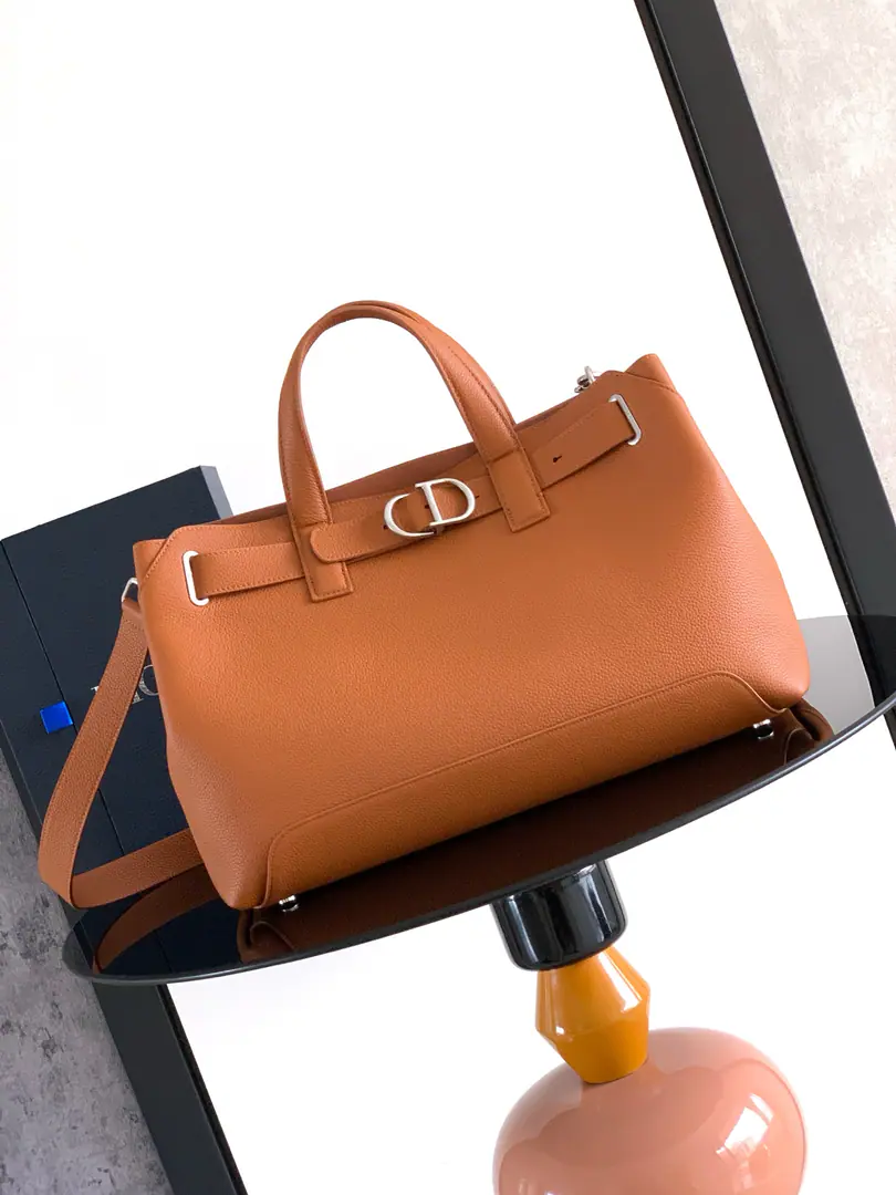 Big number. This one. Dior Normandie The bags will be designed to be practical and Dior ♪ The spirit of highness is one ♪, Reconstruct with soft contour and elegant detail. Use the ancient copper. (tan) The leather is carefully crafted., Chan Dior The most wonderful process of the workshop.. I'm not sure. Dior Normandie Special eye up., A pair of leather-restricted belts and CD Tights., Close or open, Show me the fun.. Side-show graphic style architecture design, And there is. CD Signal feet and top handles., A little stylish to highlight the graceful charms.. Internal Space Wide, A pair of commo-tone napa leather., There's a plug and a zipper pocket.. Medium, Matchable, Dismantled leather shoulder belts, It's a comfortable handkerchief., Shoulder or slash. Dimensions: 41 x 29 x 17CM Numbering: 1LLSH MAL 0016