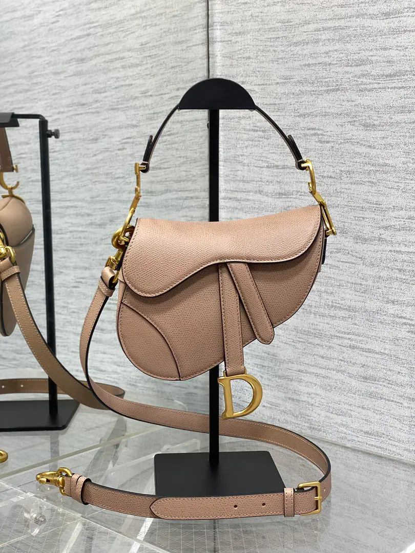 Top-class factory pea dusting sub-colon.➕【With a shoulder belt.】𝗖𝗗 𝗦𝗮𝗱𝗱𝗹𝗲 Classic saddle bag.🈶️The king of the kings., The position is unshakeable., The whole fashion world is still hot this year.🍀This new sale is now being offered with its own strap.！Focus or Dismantling Reconciling Length, - Oh, shit.！Finally.！No more money to match., And save a few more. How can you not go?！And the heat is pushing up to the top again. Size. 17×5×15cm ⚠️Shoulder belts are longest. cm, Shortest88.5cm 0446